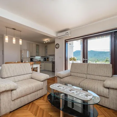 Apartament Stedi Lukoran